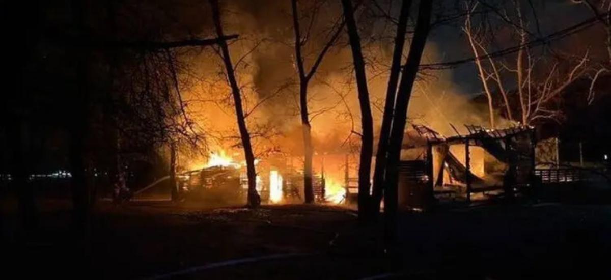 Вночі у Києві на Трухановому острові спалахнула масштабна пожежа