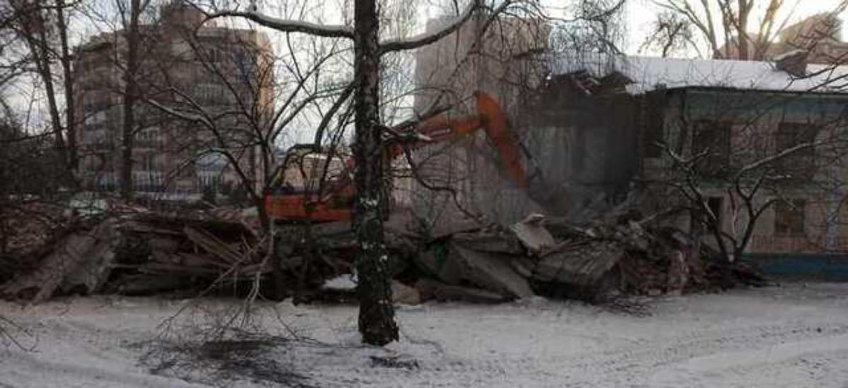 В Киеве начали разрушать общежитие, в котором живут люди
